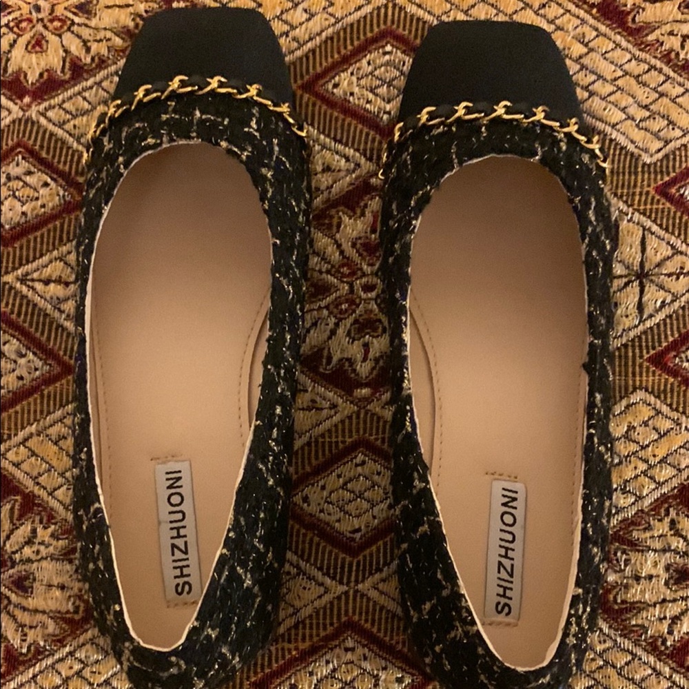 NIB Elegant Black and Gold Tweed Flats with Chain Trim - Picture 2 of 7